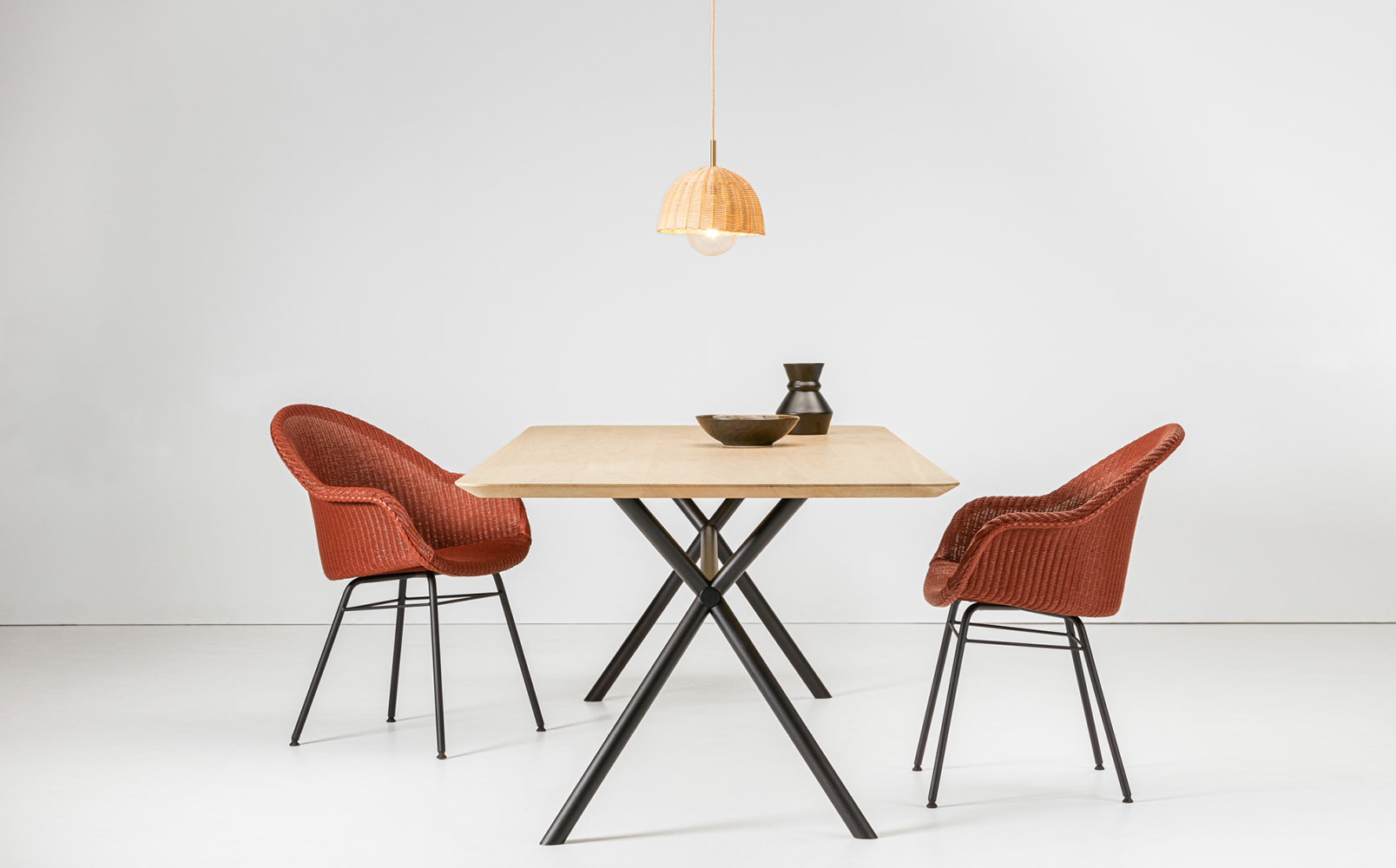 vincent-sheppard-elias-dining-table-avril-HB-dining-chair-luna-lamp