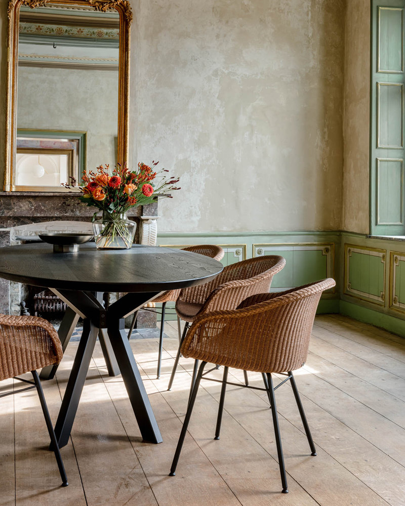 vincent-sheppard-Albert-round-dining-table-avril-dining-chair