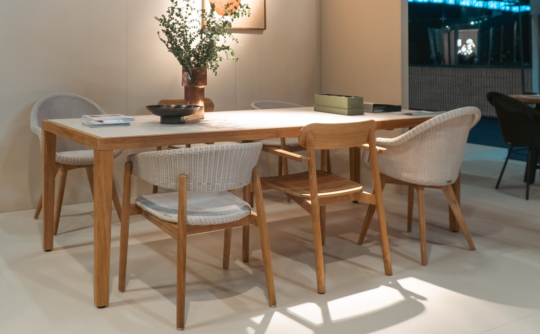 Volta dining table