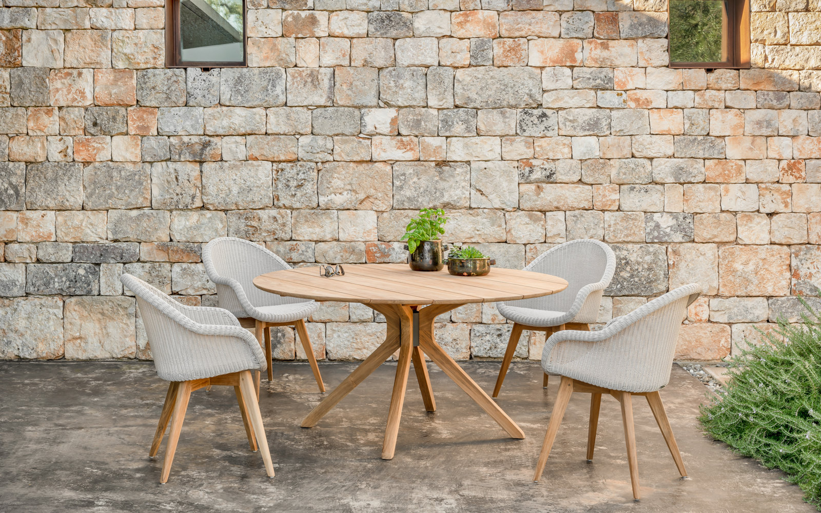 Edgard dining chairs und Noa dining table