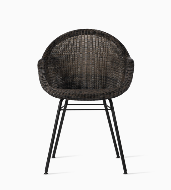 Chaise de salle à manger Edgard de Vincent Sheppard en Mocca avec un design en rotin tressé, dotée d'une base en A en acier noir, pour un style moderne et élégant.