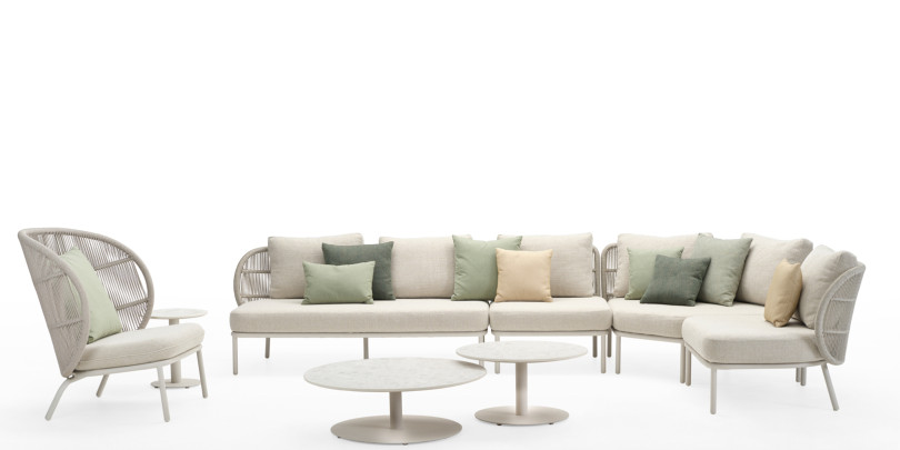 : Vincent Sheppard Kodo modulares Sofa und Kodo Cocoon in dune white mit lime white Kissen und Dekokissen, begleitet von Kodo runden Couchtischen und einem Kodo Beistelltisch in shards mit dune white Beinen.