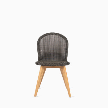 Front view of Vincent Sheppard’s Damien chair with a mocca-coloured seat and teak base, shown in a studio setting.