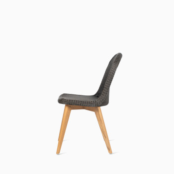 Side view of Vincent Sheppard’s Damien chair with a mocca-coloured seat and teak base, displayed in a studio setting.