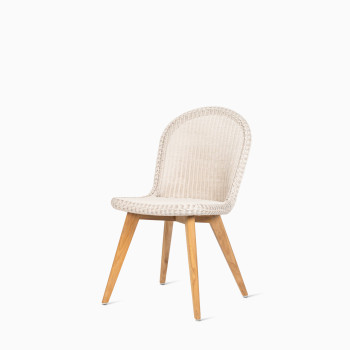 Damien chair by Vincent Sheppard with an Old Lace-coloured seat and teak base, displayed in a studio setting.