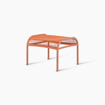 Vincent Sheppard Loop-voetenbank in Terracotta, met touwbespanning en gepoedercoat aluminium frame.	