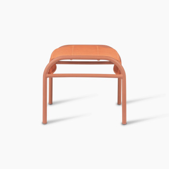 Vincent Sheppard Loop-voetenbank in Terracotta, achteraanzicht met touwbespanning en aluminium frame.	