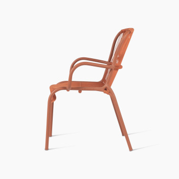 Seitenansicht eines terracottafarbenen Outdoor-Stuhls mit Seilgeflecht und Aluminiumgestell, doppelt gebogene Armlehnen	