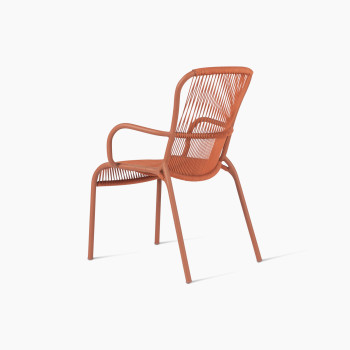 Rückansicht eines terracottafarbenen Outdoor-Stuhls mit Seilgeflecht und Aluminiumgestell, sanft gebogener Rücken und Armlehnen	