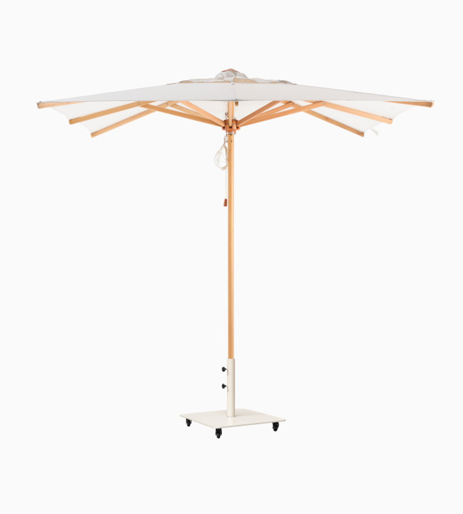 Parasol Florence de Vincent Sheppard, forme carrée avec toile en toile de coton et mât en bois clair sur base mobile