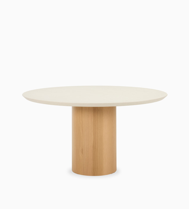 Table à manger ronde Foster de Vincent Sheppard avec plateau en plâtre minéral et pied cylindrique en chêne naturel.
