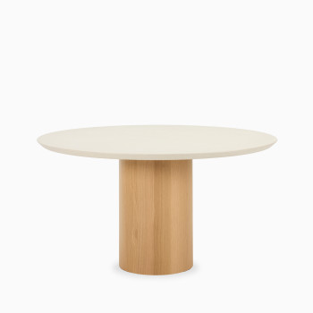 Vincent Sheppard Foster ronde eettafel met een blad van minerale pleister en een cilindervormige basis van naturel eiken.	