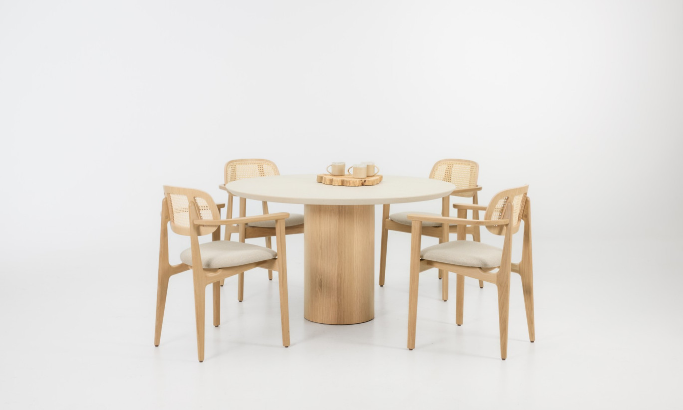 Vincent Sheppard Foster ronde eettafel in mineral plaster met Titus stoelen in naturel eik, bekleed met Lime white bouclé