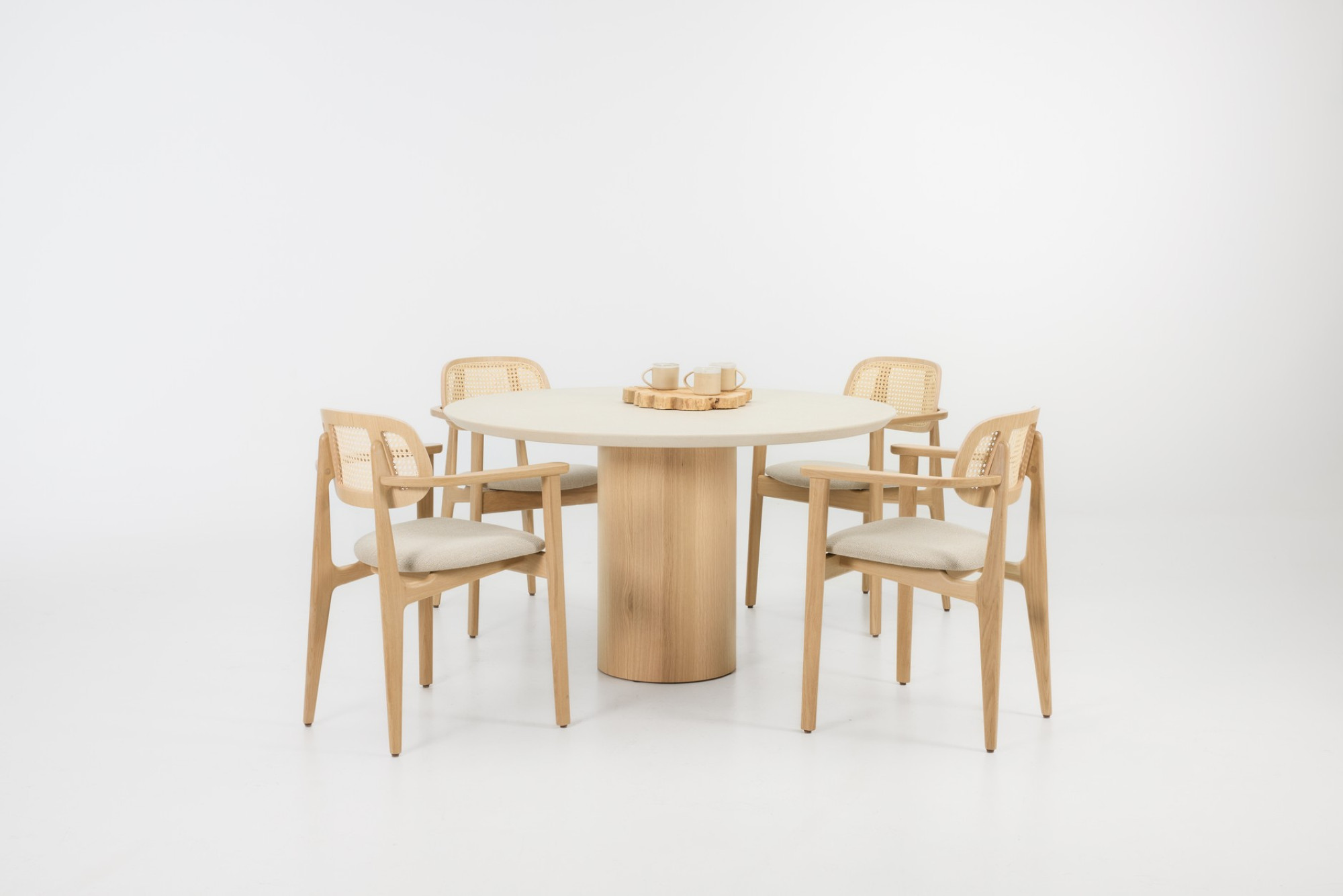 Vincent Sheppard Foster ronde eettafel in mineral plaster met Titus stoelen in naturel eik, bekleed met Lime white bouclé