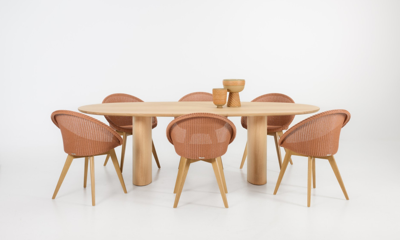 Vincent Sheppard Atlas dining table in natural oak with Joe dining chairs in Dusty Coral Paper Loom