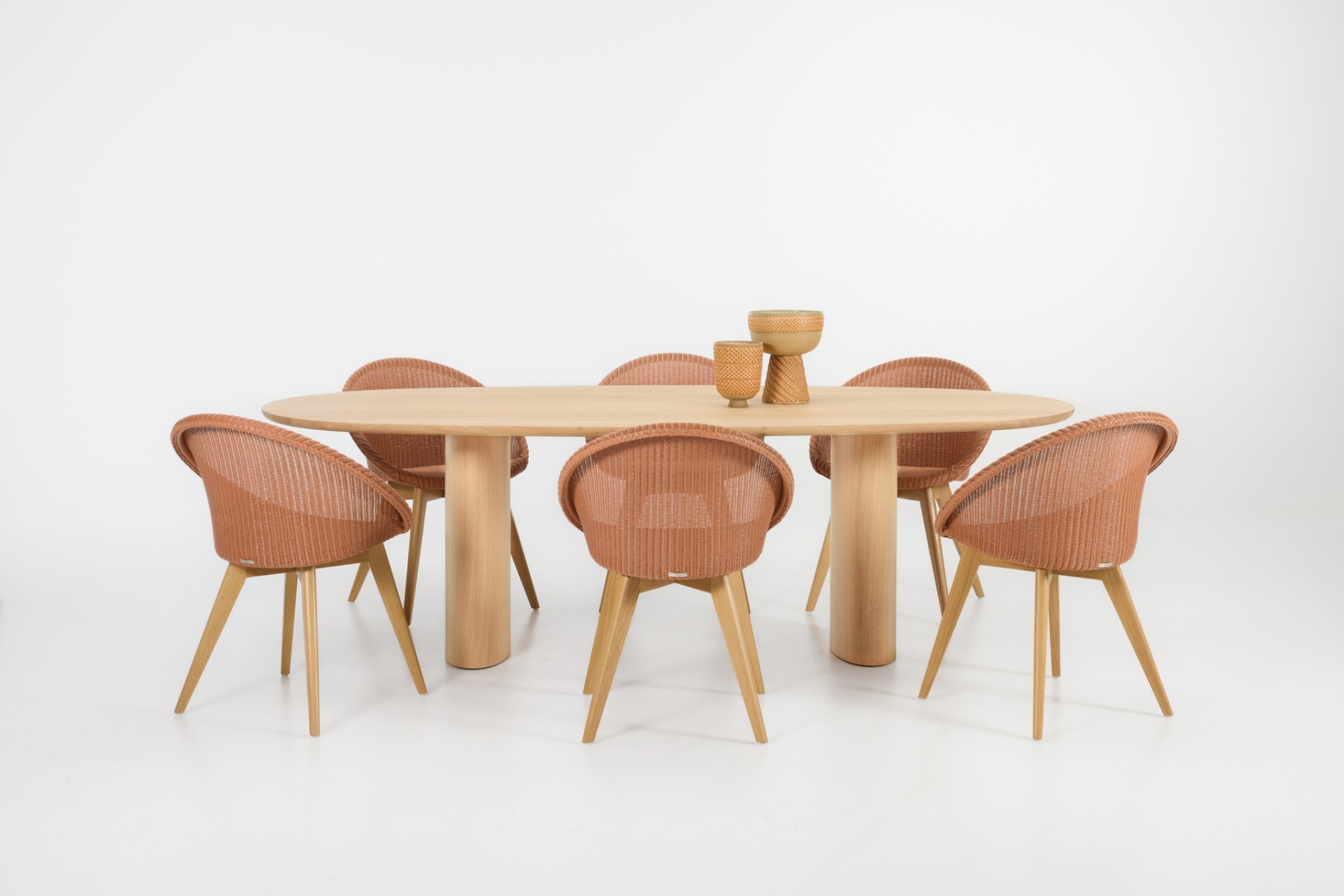 Table à manger Atlas en chêne naturel avec chaises Joe en Lloyd Loom Dusty Coral, par Vincent Sheppard