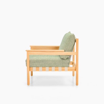 Side view of Vincent Sheppard Oda lounge chair with Fig Green cushions and untreated teak frame in flax finish	