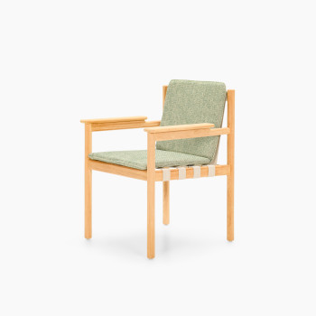 Angled front view of Vincent Sheppard Oda dining chair with Fig Green cushion and untreated teak frame	