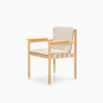 Angled front view of Vincent Sheppard Oda dining chair with Lime White bouclé cushions and untreated teak frame	