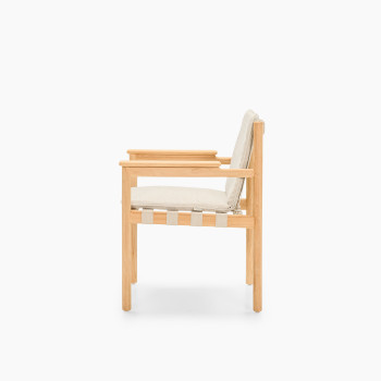 Side view of Vincent Sheppard Oda dining chair with Lime White bouclé cushions and untreated teak frame	